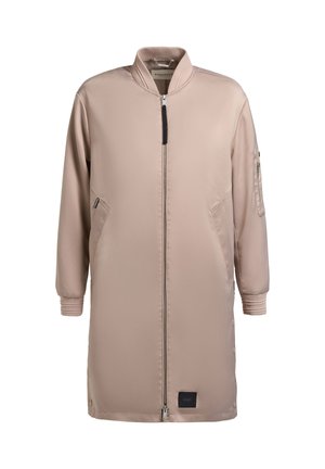 Jachetă bombera lungă bej cu fermoar frontal, două buzunare frontale, manșete striate și buzunar cu fermoar pe mâneca stângă.