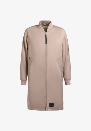 Beež pikk bomberjakk esiluku, kahe esitasku, soonikkoes varrukasääred ja lukuga vasaku varruka tasku.