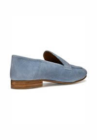 Blauwe leren mocassins hebben een ronde neus, gestikte details aan de bovenkant en een lage houten hak voor stabiliteit.
