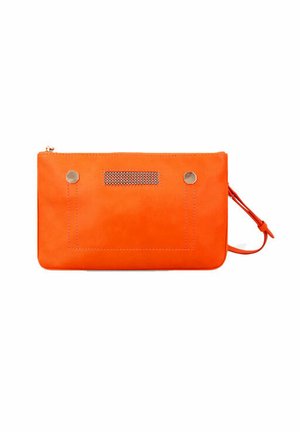 Pochette rectangulaire orange vif avec une petite lanière de poignet et deux clous ronds en métal sur le devant.