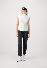 Gina Tricot SOFT TOUCH FUNNEL NECK TOP - Basic T-shirt - tofu
