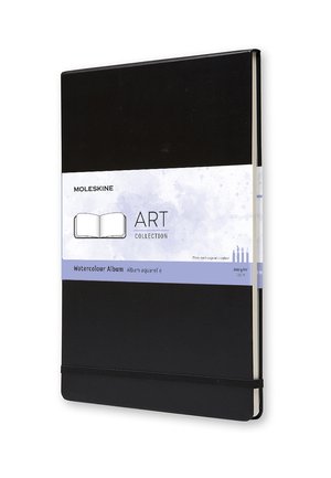 Album d'arte acquerello Moleskine nero con elastico ed etichetta che mostra l'icona del libro aperto e i dettagli del prodotto.