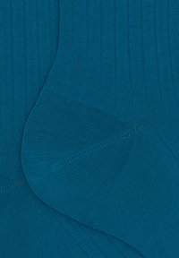 Türkisfarbene gerippte Socken aus strukturiertem Stoff, mit glatter Oberfläche und verstärkten Zehen- und Fersenbereichen für zusätzliche Haltbarkeit.