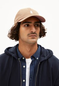 ARMEDANGELS YAANIS BOLD - Pet - pale umber