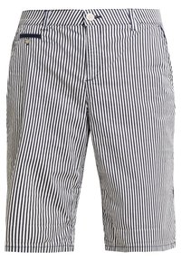 Pantaloni corti a righe con righe verticali blu navy e bianche, realizzati in tessuto leggero, con chiusura a bottone e tasche frontali.