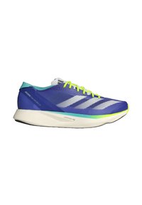 Zapatilla de correr morada con parte superior de malla transpirable, rayas blancas, cordones verde neón y una suela de color claro con detalles texturizados.