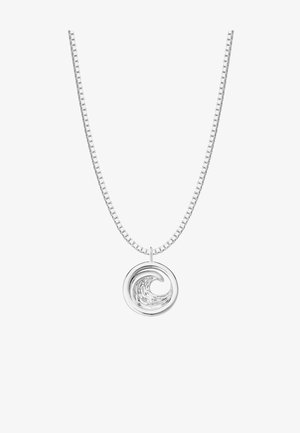 Sudraba kaklarota ar apaļu piekariņu, kurā ir viļņu dizains, gluda tekstūra un ķēde ar savienotiem, pulētiem posmiem.