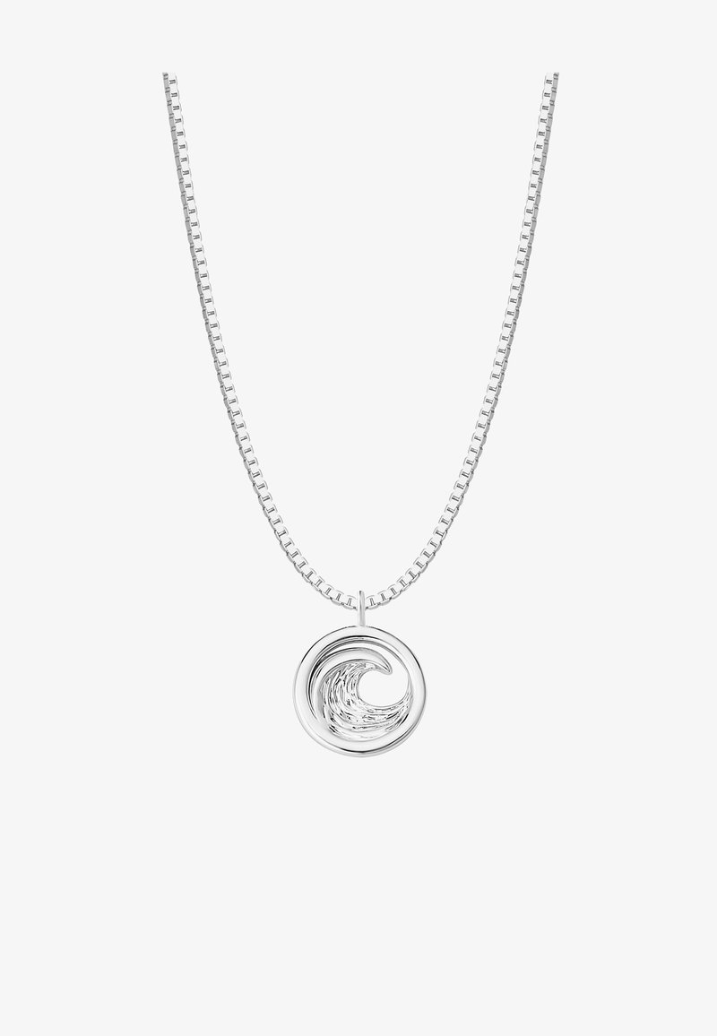 Sudraba kaklarota ar apaļu piekariņu, kurā ir viļņu dizains, gluda tekstūra un ķēde ar savienotiem, pulētiem posmiem.