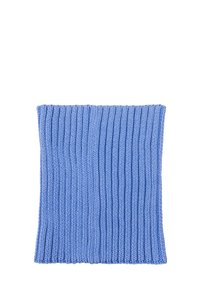 Wełniany komin w jasnoniebieskim kolorze, z prążkowanym splotem o miękkiej fakturze i jednolitym wzorze. Prostokątny kształt, zaprojektowany na ciepło.