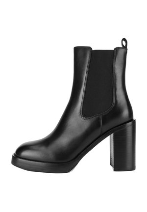 Czarny skórzany botek za kostkę z elastycznymi bocznymi panelami, pętelką z tyłu i masywnym obcasem typu klockowego.