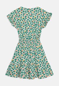 Květinové šaty z lehké látky s vzorem zelených listů a barevnými akcenty. Skládaný pas a rozšířená sukně s volánkovým lemem.