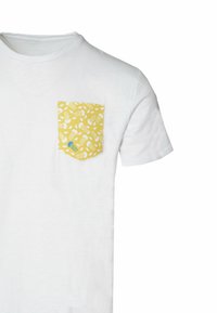 T-shirt bianca a maniche corte con una tasca gialla decorata da un motivo a foglia e un piccolo dettaglio blu. Tessuto morbido, design casual.