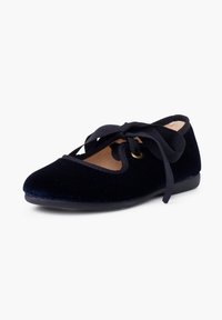 Bailarina de terciopelo azul marino con punta redonda, lazos de cinta delgados y un interior suave. Suela plana de goma para mayor comodidad y estabilidad.