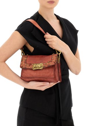 Borsa in pelle di colore marrone rossiccio con decorazioni floreali e dettagli in oro. Forma strutturata con chiusura a patta e tracolla regolabile.