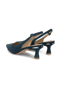 Zapatos de tacón tipo slingback en ante verde azulado con punta afilada y diseño con corte. Presentan una tira delgada con hebilla plateada y un tacón esculpido.
