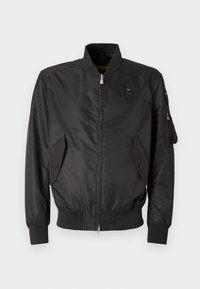 Giacca bomber nera realizzata in tessuto liscio, con colletto a coste, chiusura frontale con zip, tasche laterali e tasca a pannello sulla manica.