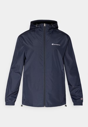 Jachetă ușoară bleumarin, realizată din material rezistent la apă, cu fermoar complet, glugă ajustabilă, manșete elastice și logo Champion pe piept.