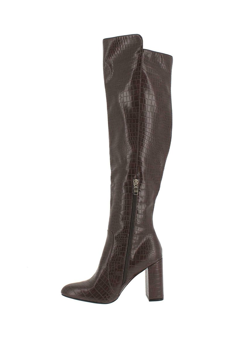 Botas marrones de imitación de cuero hasta la rodilla con un patrón de cocodrilo, tacón ancho y detalle de cremallera lateral. Textura suave con un diseño ajustado.