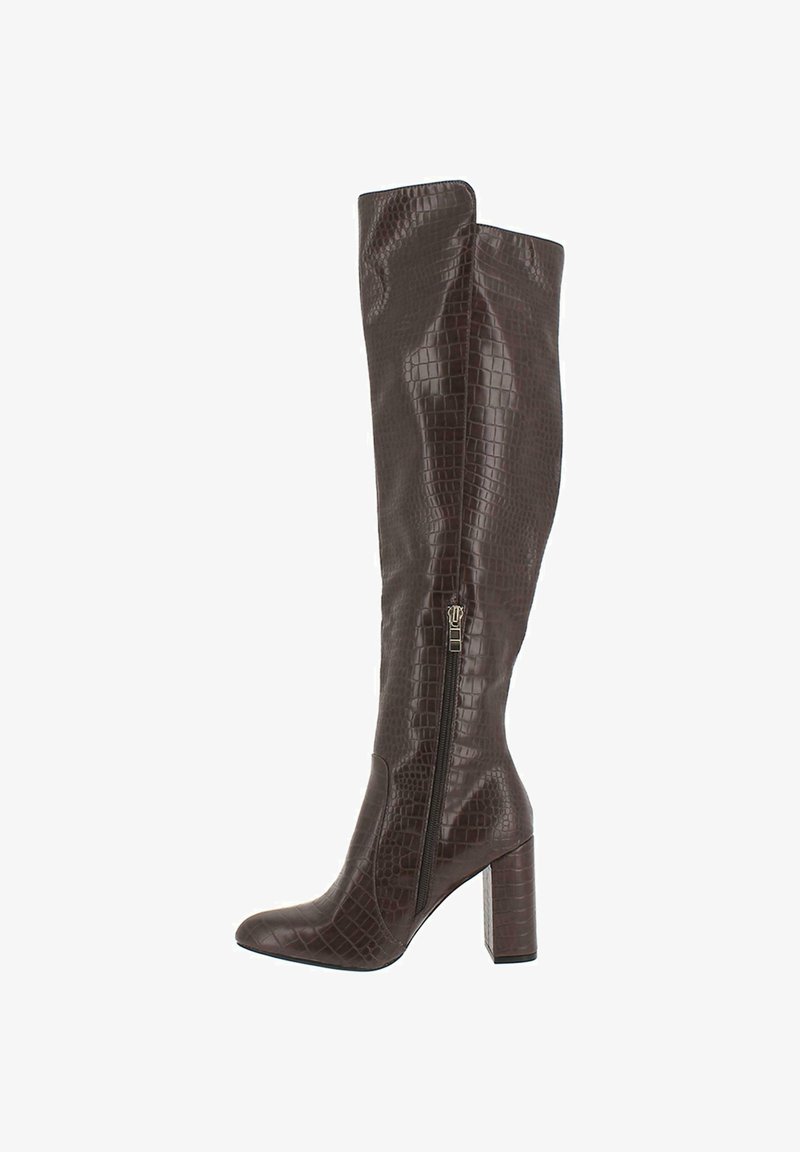 Botas marrones de imitación de cuero hasta la rodilla con un patrón de cocodrilo, tacón ancho y detalle de cremallera lateral. Textura suave con un diseño ajustado.