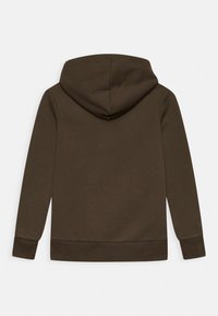 Brauner Kapuzenpullover mit langen Ärmeln, gerippten Bündchen und Saum, hergestellt aus weichem Baumwollmischgewebe und mit einer einfachen, glatten Textur. 
