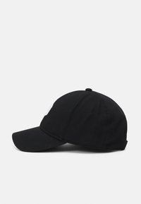 Zwarte baseballpet met een gebogen klep, gemaakt van katoen, met een wit logo aan de voorkant en een ronde bovenkant met een knoopaccent.