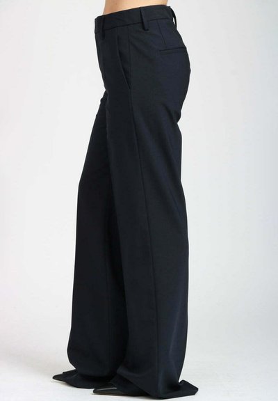 Pantaloni a gamba larga di un blu scuro, realizzati in un tessuto morbido. Presentano una vita a media altezza, passanti per cintura e tasche laterali.
