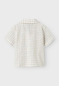 Camicia a maniche corte in tessuto bianco con motivo a griglia beige chiaro, caratterizzata da un colletto e una vestibilità rilassata. Finitura texture.