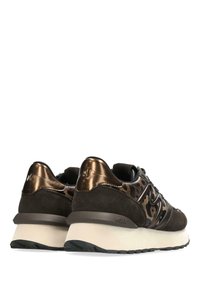 Hnědé semišové tenisky s leopardím potiskem a metalickými bronzovými akcenty, vybavené polstrovanou podrážkou a texturovanými tkaničkami pro bezpečné uchycení.