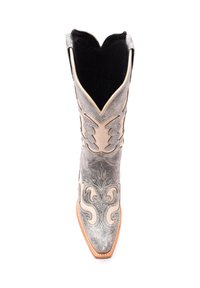 Stivale da cowboy in pelle argentata con punta affusolata, design intricatamente scolpito, dettagli color crema e apertura a forma di V nella parte superiore.