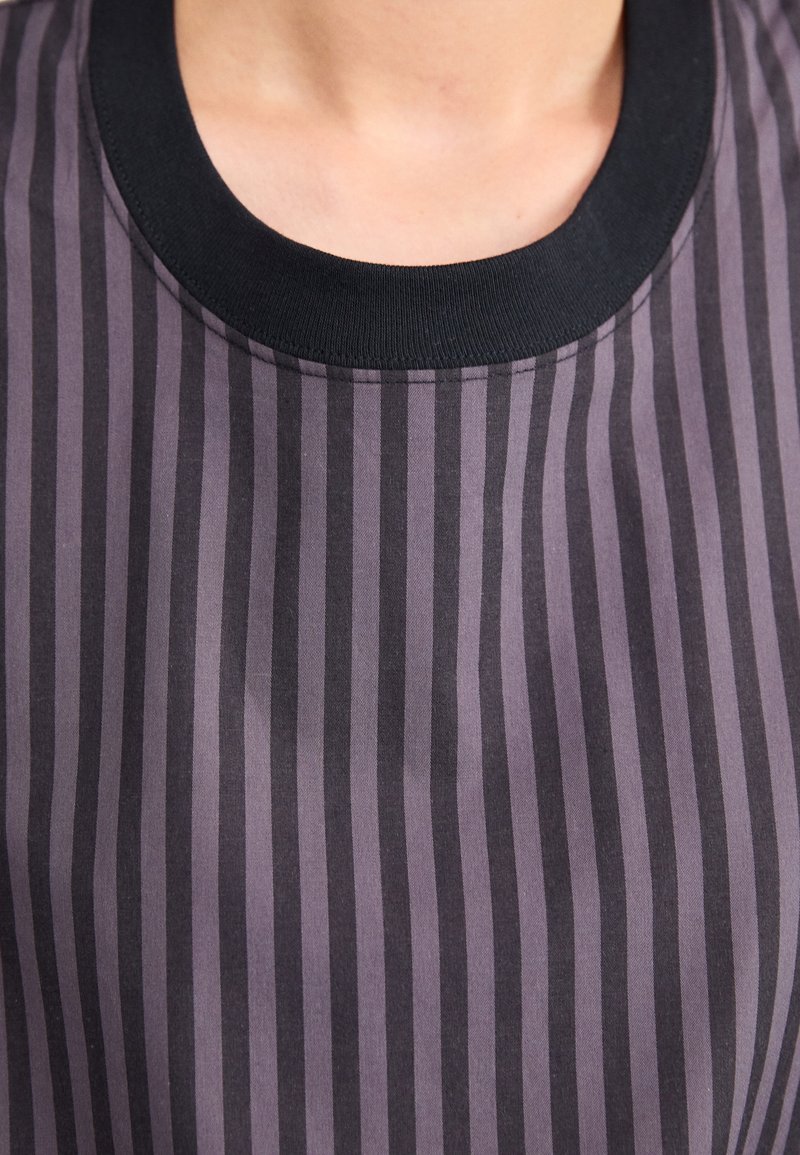 Maglietta leggera con strisce verticali grigio scuro e nere, scollo rotondo nero e texture liscia. Adatta per un abbigliamento casual.