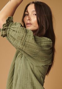 Next WASHED V-NECK - Blúzka - khaki green