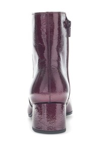 Burgunderfarbene Ankle Boots mit glänzender Lackoberfläche, seitlichem Reißverschluss und Blockabsatz. Glatte Textur mit subtilen Nahtdetails.