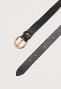 Černý kožený pásek se zlatou kovovou sponou, s hladkým povrchem a několika otvory pro nastavení, zužující se k špičatému konci.