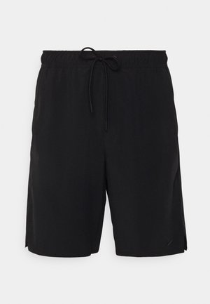 Svarte trening-shorts laget av lett stoff, med elastisk liv med snor, sidelommer og en liten logo-detalj.