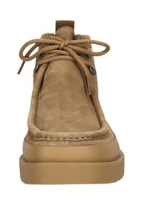 Stivaletti alla caviglia in suede tan con superficie testurizzata, punta rotonda e suola in gomma tan a contrasto. Presentano lacci intrecciati e occhielli metallici.