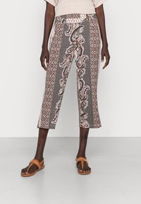 Calças cropped estampadas com designs paisley e geométricos em tons terrosos. O tecido parece leve, com uma cintura confortável e bolsos laterais.