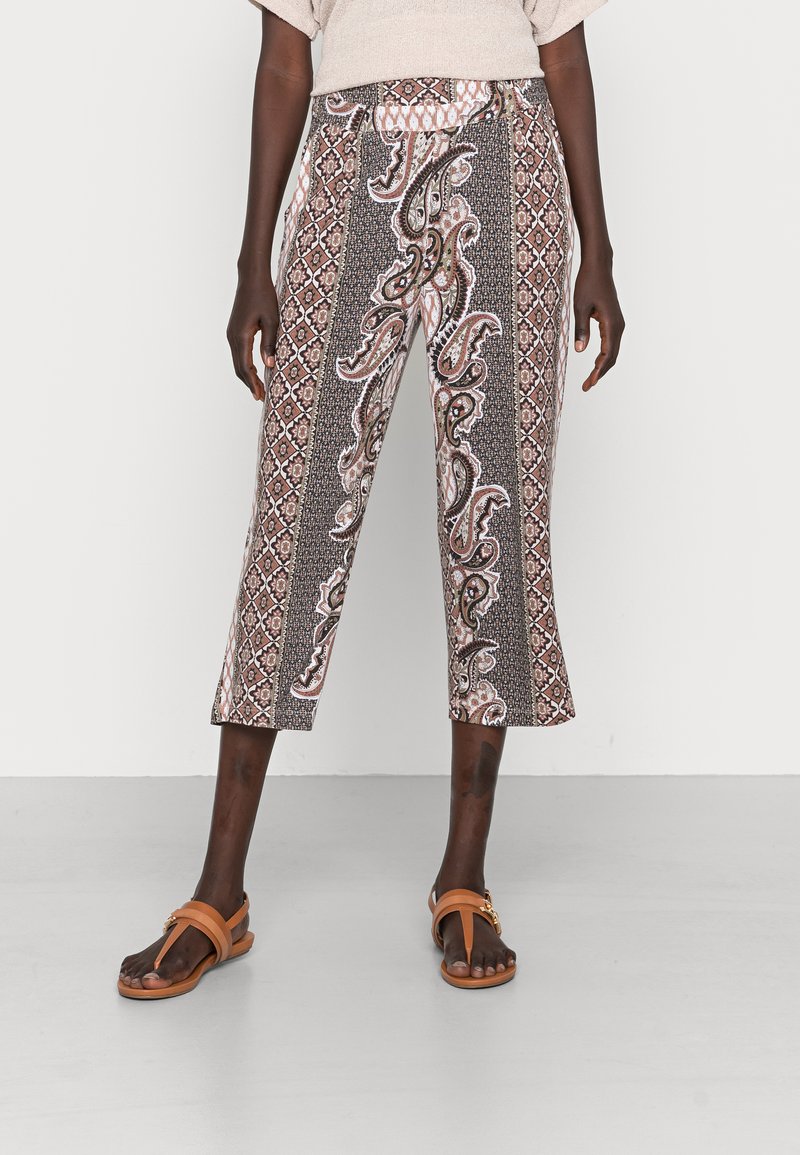 Calças cropped estampadas com designs paisley e geométricos em tons terrosos. O tecido parece leve, com uma cintura confortável e bolsos laterais.