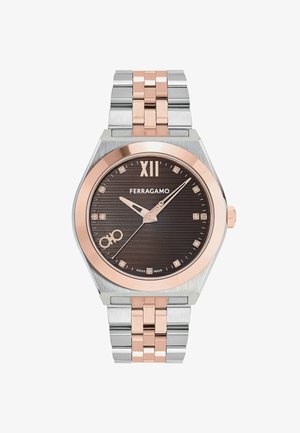 Ferragamo horloge met een ronde bruine wijzerplaat, rosegouden accenten, diamanten uurmarkeringen, een zilveren en rosegouden armband, octagonale kast.