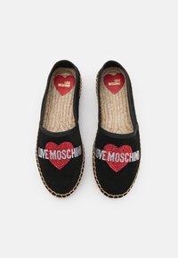 Svarta mocka espadrillos med en röd hjärtprocess och "LOVE MOSCHINO" i glittrande silver och röda detaljer; vävd sula och sydda kanter.