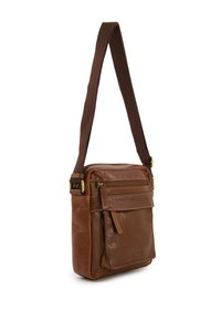 Braune Leder-Crossbody-Tasche mit strukturierter Oberfläche, ausgestattet mit einer vorderen Reißverschlusstasche und einem verstellbaren Stoffriemen. Messinghardware-Akzente.