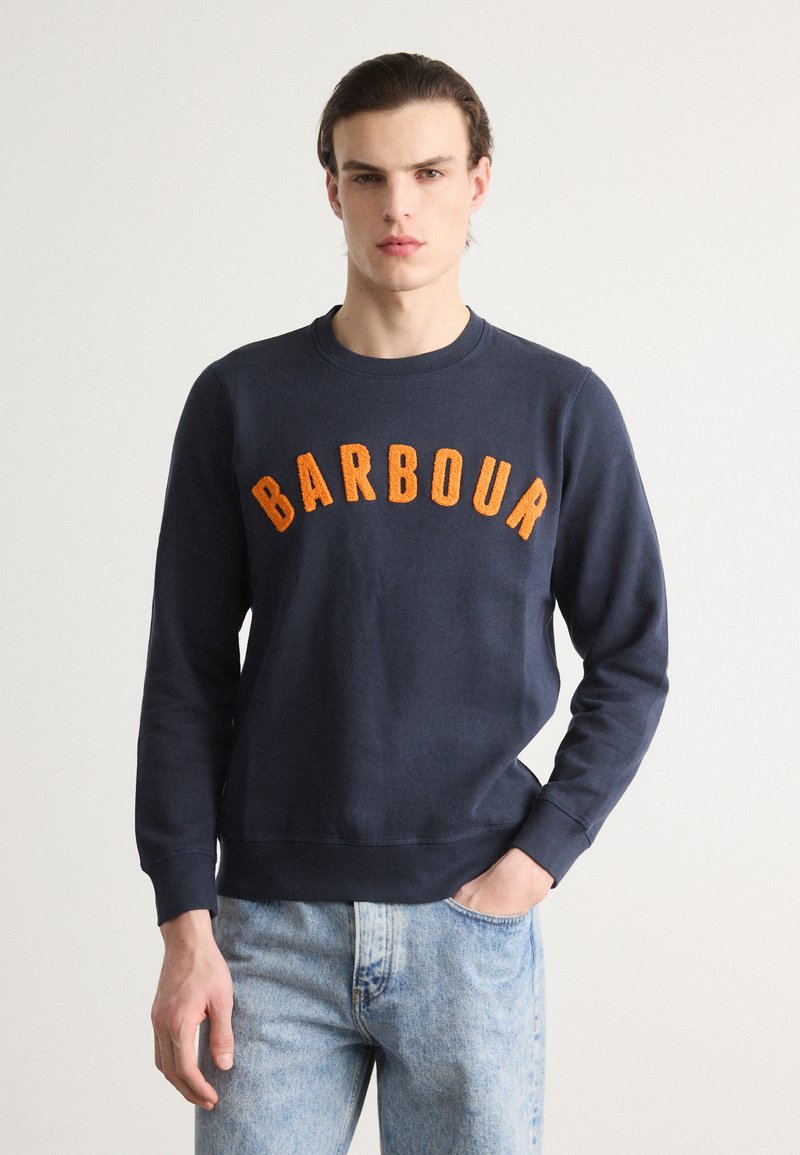 Sweatshirt azul-marinho com "BARBOUR" em letras bordadas laranja no peito. Apresenta um decote redondo e punhos e bainha canelados.