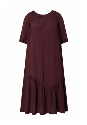 Vestido burdeos hecho de tejido ligero con escote circular y mangas cortas abullonadas. Dobladillo acampanado con un borde volado y detalles fruncidos.