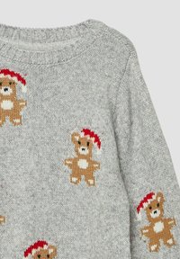 Szary sweter dzianinowy z wzorami teddy bear w czerwonych czapkach Mikołaja, z prążkowanym dekoltem i miękką teksturą materiału.