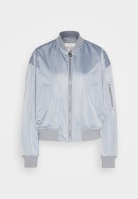 Veste bomber en satin bleu clair avec fermeture éclair à l'avant, col, poignets et taille côtelés, deux poches latérales et une poche zippée sur la manche gauche.
