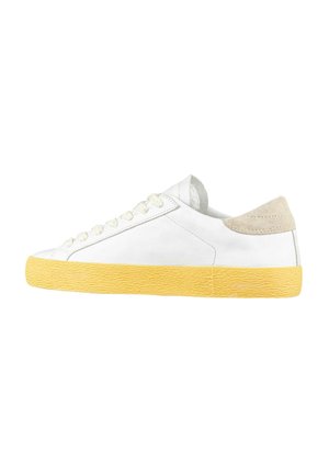 Sneaker bianca in pelle con suola gialla testurizzata e un tassello in camoscio beige sul tallone. Presenta lacci piatti e un design semplice.