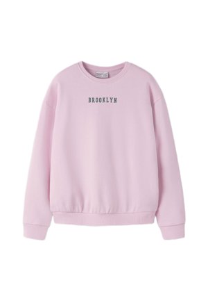 Sweat-shirt rose clair à col rond avec manches longues et "BROOKLYN" imprimé en lettres foncées sur la poitrine.