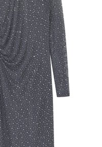 Tume sinine kleit, millel on pikad varrukad ja volditud esikülg, kaunistatud väikeste hõbedaste punktidega, mis on ühtlaselt jaotatud kogu materjali ulatuses.