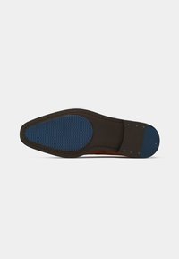 Suola di scarpe eleganti da uomo con una base in pelle marrone scuro e toppe in gomma blu per grip sul tallone e sulla punta.