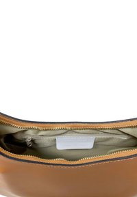 Ruskean nahkainen laukku, jossa on kultainen vetoketju, vaaleansävyinen sisustus ja pieni vetoketjullinen tasku. Rakennekuviointi laukun reunoilla.