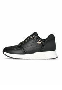 Sneaker nera con tomaia in pelle perforata, accenti testurizzati, lacci piatti e suola in gomma bianca con un leggero tacco. Logo del marchio visibile.
